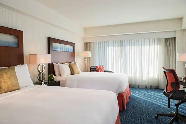 غرفة بسريرين مزدوجين، Renaissance Boston Waterfront Hotel 2/3