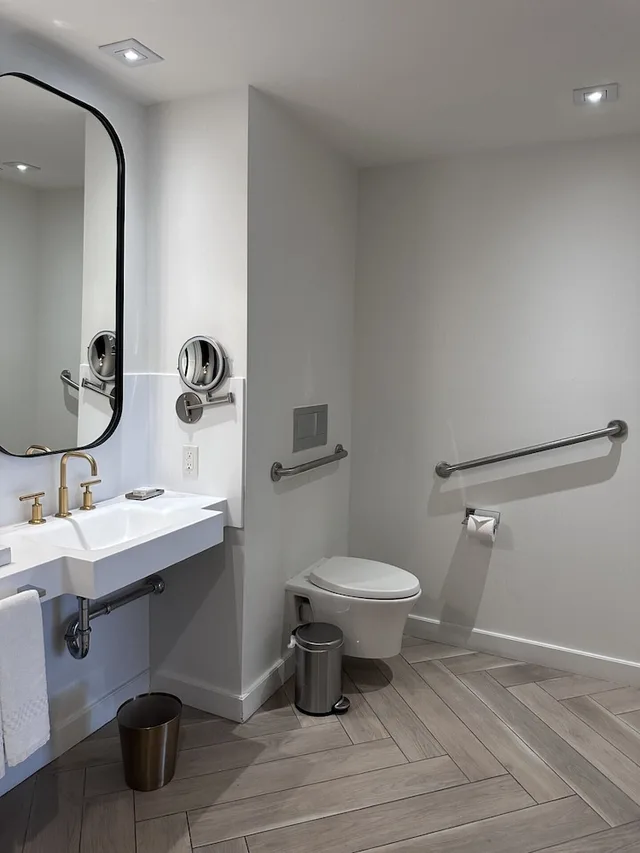 غرفة بسرير كينج لذوي الإعاقة، Andaz Ottawa Byward Market A Concept By Hyatt 5/7