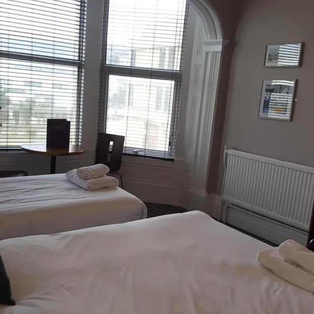 غرفة عائلية، The York Hotel 1/10
