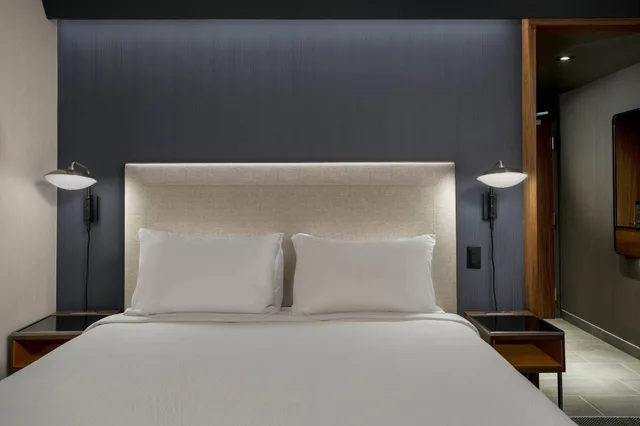غرفة بسرير كينج، Courtyard by Marriott Iowa City University Heights 4/7
