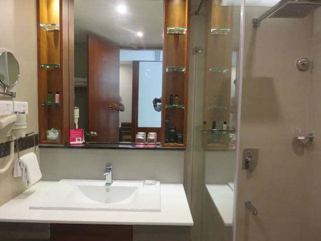 غرفة فاخرة بسرير كينج، Ramada Resort by Wyndham Kochi 6/7