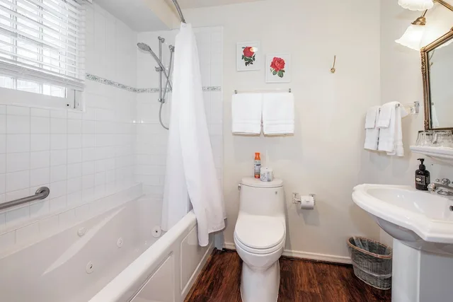 Rose, Queen Bed, Private Bathroom، Bath Street Inn 4/5