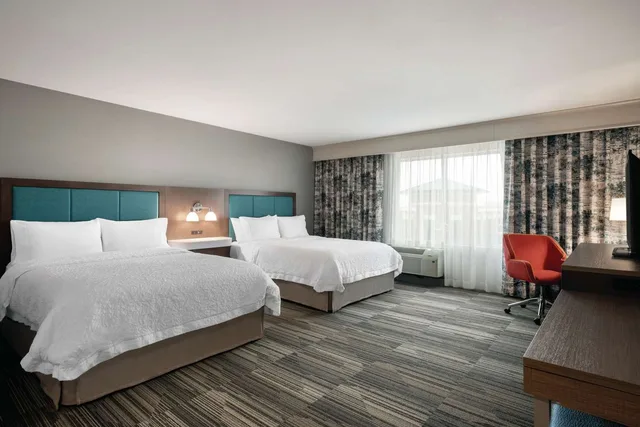 غرفة بسريرين كوين مع أريكة لذوي الإعاقة، Hampton Inn Champaign Southwest 1/2