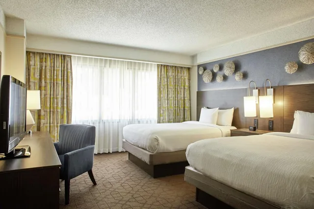 جناح بسريرين كوين مع أريكة لذوي الإعاقة، Embassy Suites by Hilton Atlanta Galleria 3/4