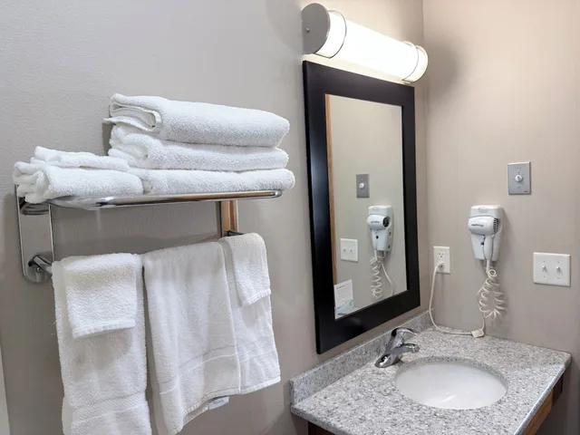 Efficiency, 2 Queen Beds, Baymont Inn and Suites by Wyndham Platteville 4/8