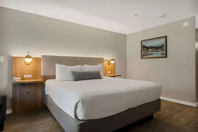 غرفة بسرير كينج بشرفة بحوض جاكوزي، Chateau Big Bear Boutique Hotel, BW Signature Collection 2/3