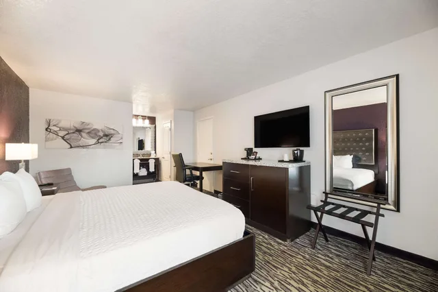 Standard, King Bed, Clarion Inn & Suites Across From Universal Orlando Resort 1/10