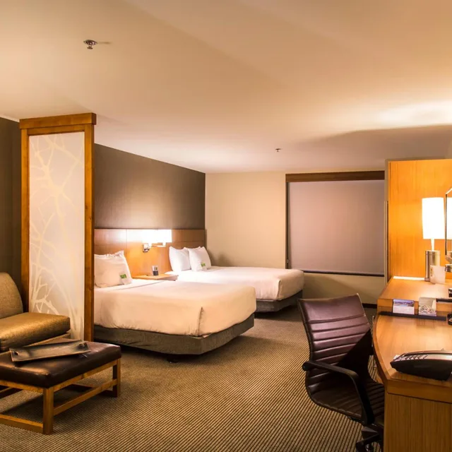 غرفة بسريرين كوين مع أريكة في طابق مرتفع، Hyatt Place Charlottesville 1/3