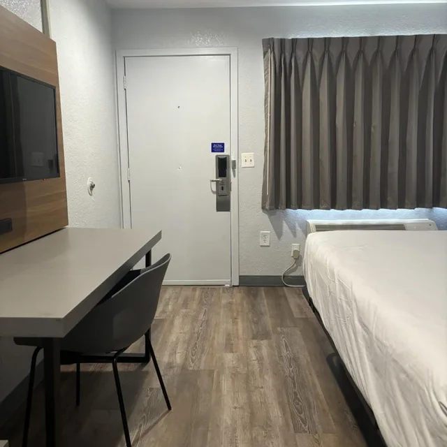 1 King Bed - Mobility Accessible Tub, Nsmk، Motel6 Santa Ana, CA 9/10