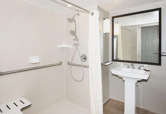 جناح بريميوم بسرير كينج لذوي الإعاقة، Embassy Suites by Hilton Portland Washington Square 3/4