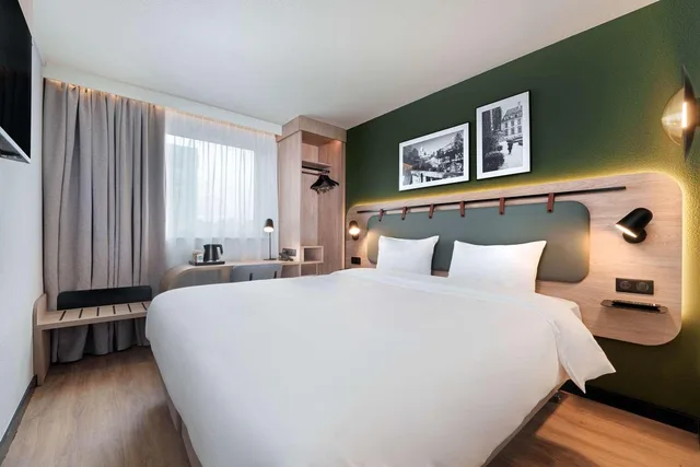 غرفة قياسية بسرير بطابقين وسرير كوين مع أريكة، Hotel Campanile Marne La Vallee Bussy Saint Georges 2/8