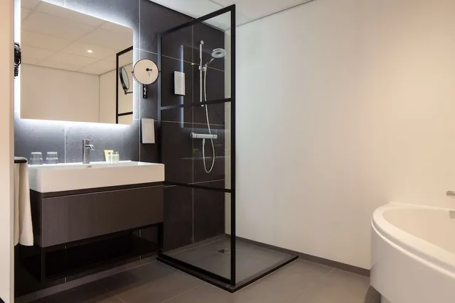 جناح بزنس بسرير كينج بحوض استحمام، GOLDEN TULIP LEIDEN CENTRE 2/2