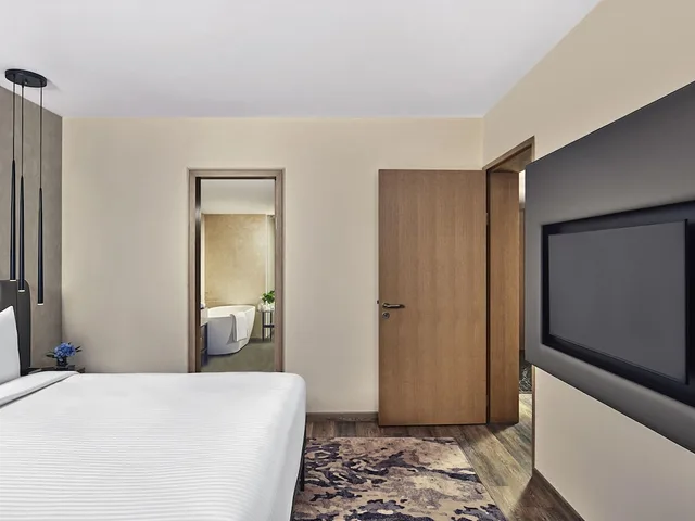 جناح سوبيريور بسرير كينج بمنطقة جلوس، Novotel Mumbai International Airport 2/5