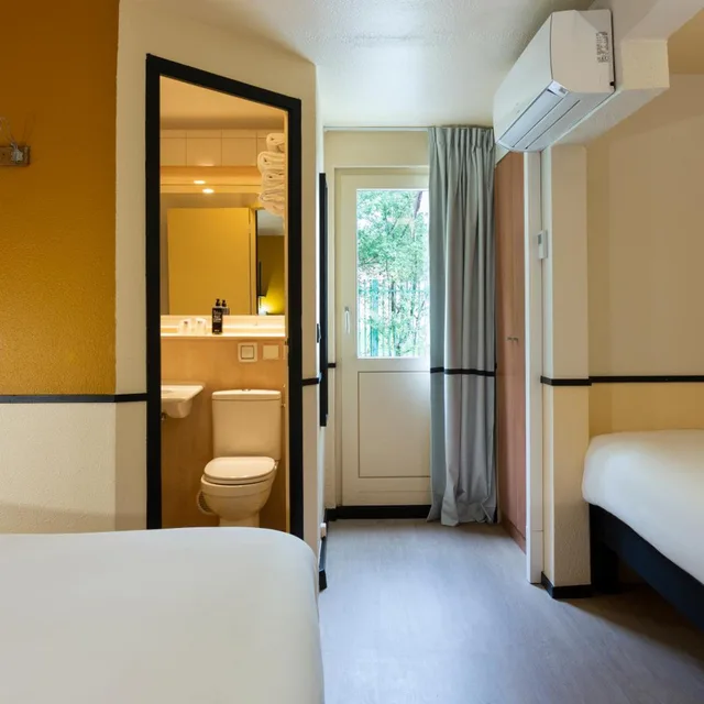 Pop, 1 Double and 1 Single Bed، Greet Hotel Villeneuve La Garenne 7/10