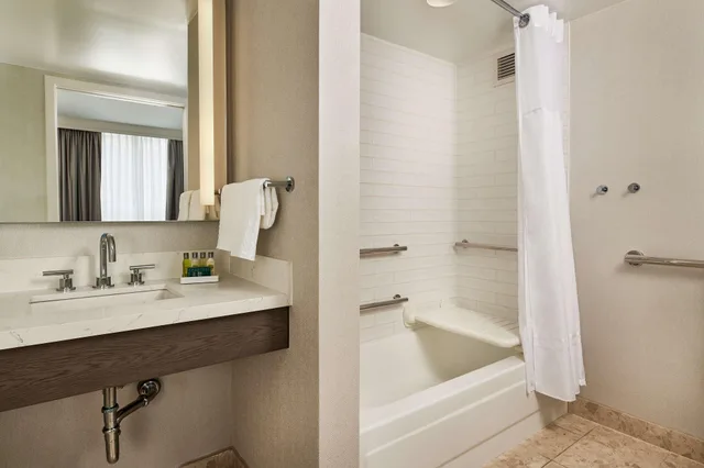 جناح بسرير كوين لذوي الإعاقة، Hilton Kansas City Country Club Plaza 2/2