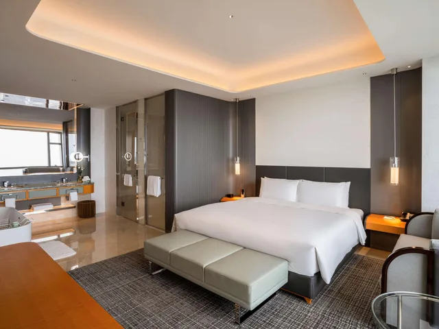Junior Suite, King Bed, Sofitel Haikou Hotel 1/7