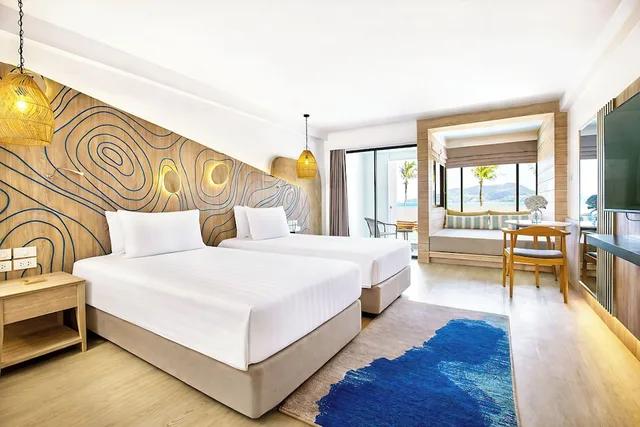 غرفة ديلوكس بإطلالة على البحر بشرفة، Liv Hotel Phuket Patong Beachfront 1/5