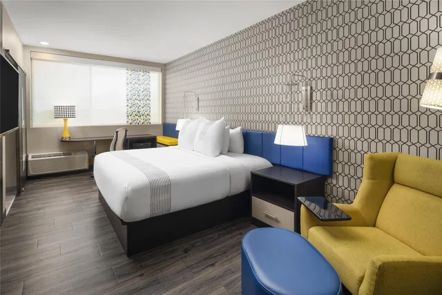 غرفة سيغنتشر بسرير كينج، Glo Best Western Dawley Farms In Sioux Falls 4/6