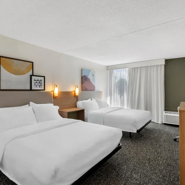 غرفة بسريرين كوين بحوض استحمام لذوي الإعاقة، Spark by Hilton Akron Fairlawn 2/3
