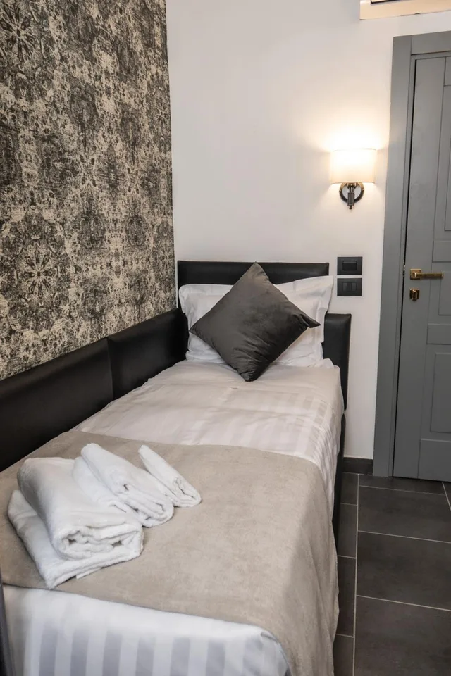 Room, Twin Beds, Relais Manzoni 2/10