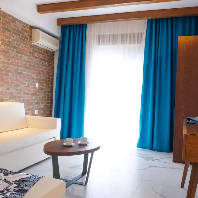 جناح بإطلالة على المسبح، Royal Hotel and Suites 4/10