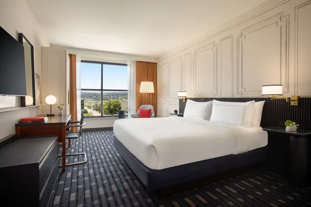 غرفة بسرير كينج بحوض استحمام لذوي الإعاقة، 106 Jefferson Huntsville, Curio Collection by Hilton 1/3