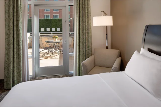 غرفة بسريرين كوين بشرفة، The Limited Hotel Charleston 3/3