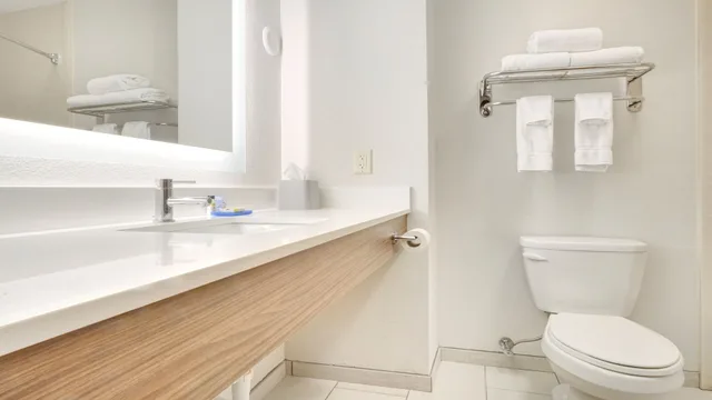 جناح بسرير كينج، Holiday Inn Express Suites Portland 1/1