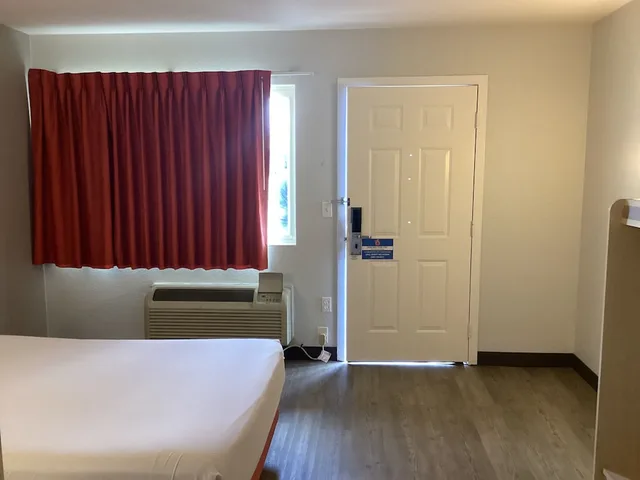 غرفة قياسية بسرير مزدوج لذوي الإعاقة، Motel6 Everett, WA - North 4/10