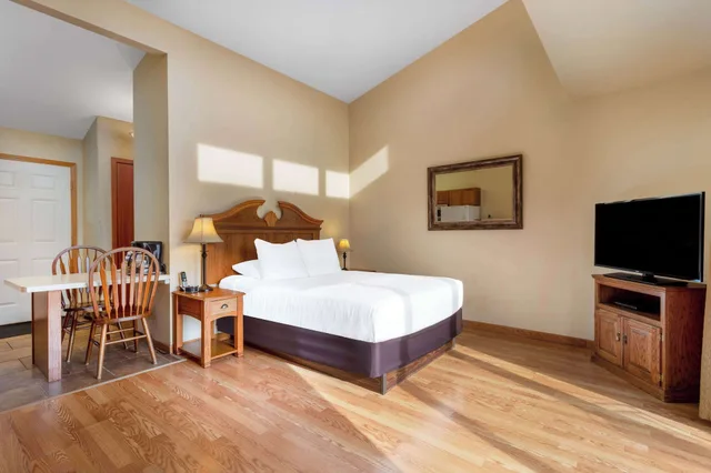 جناح استوديو بسرير كوين، Tamarack Wisconsin Dells a Ramada by Wyndham 2/7