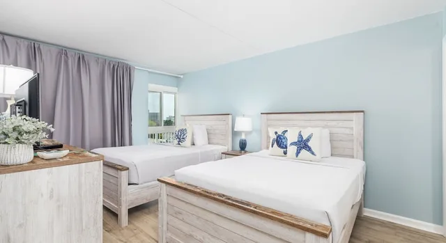 Condo, Premium, 2 Double Beds, King Bed, Bay View, Sofa, Balcony، Bay Club Resort 1/7