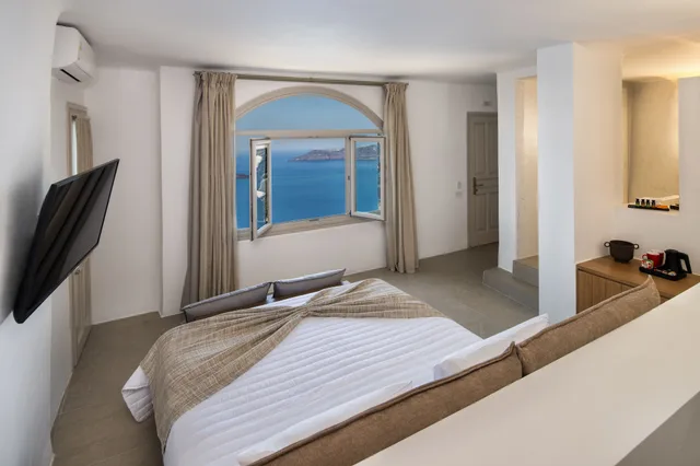 Master, Suite, Queen Bed, Volcano View, Bathtub، Ira Hotel Spa 3/7