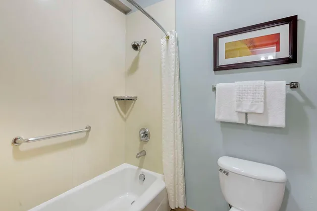 غرفة بسرير كينج لذوي الإعاقة، Best Western Plus Peppertree Inn At Omak 2/2