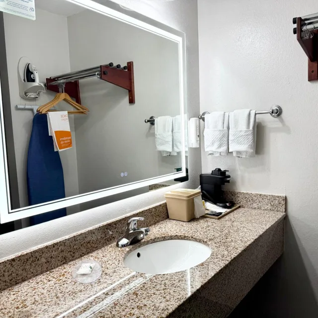 جناح بسرير كينج مع أريكة، Quality Inn & Suites Greenville I-65 8/8