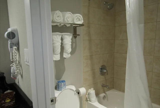 2 Rooms, Suite, 2 Double Beds, Sofa, Quality Inn & Suites Kissimmee near Main Gate 8/10