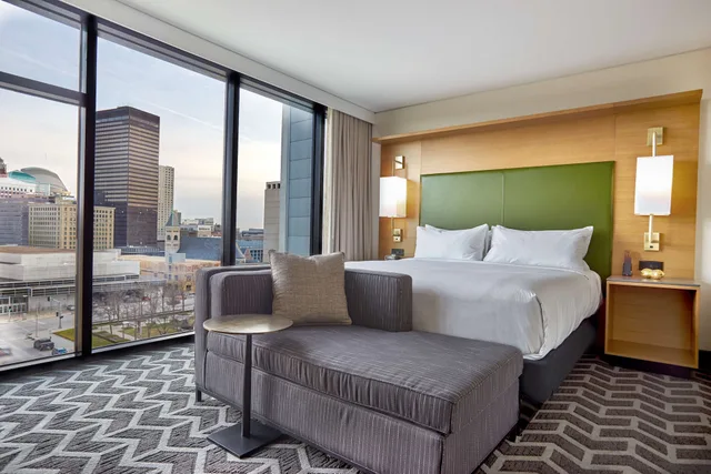 Skyline, Suite, King Bed, Accessible، Hilton Des Moines Downtown 1/2