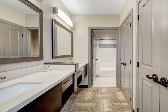 جناح بسرير كينج بإطلالة على المرفأ بغرفة نوم واحدة مع أريكة، Staybridge Suites BALTIMORE INNER HARBOR 8/9