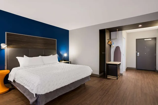 غرفة بسرير كينج بحوض استحمام لذوي الإعاقة، Tru by Hilton Traverse City 1/5