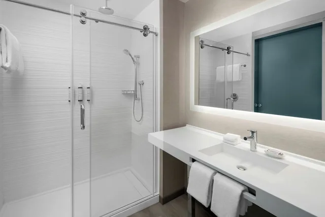 جناح بسرير كينج بغرفة نوم واحدة مع أريكة، AC Hotel by Marriott Lansing University Area 3/4