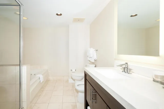 جناح بسرير كينج وسريرين مزدوجين بإطلالة على البحر بغرفتي نوم، Doubletree By Hilton Ocean Point Resort – North Miami Beach 5/7