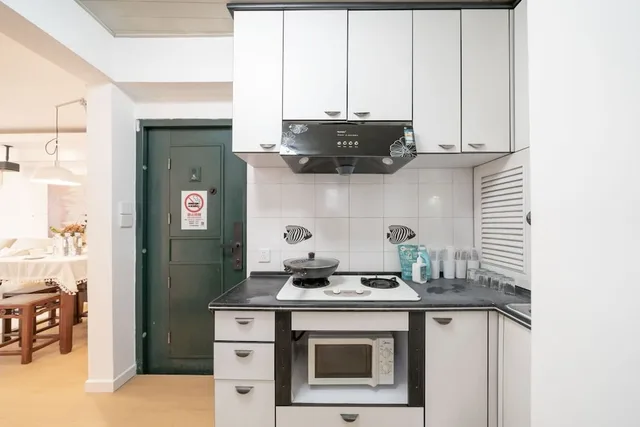 Economy, Apartment, 1 Single and 2 Double Beds، Book and Bed-People's Square 9/10