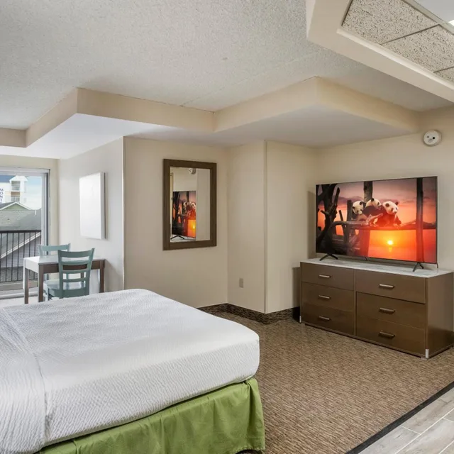 Deluxe, Queen Bed, Lateral Side Sea View، Americana Hotel Oceanfront 2/7