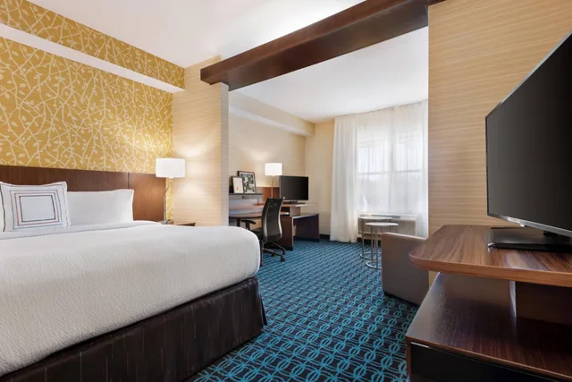 جناح تنفيذي بسرير كينج مع أريكة، Fairfield Inn & Suites By Marriott Charlottesville Downtown/University Area 1/1