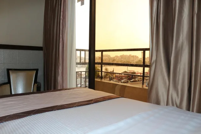 غرفة ديلوكس عائلية بسرير كينج وسرير فردي بإطلالة على البحر بشرفة، Al Khaleej Grand Hotel 4/4