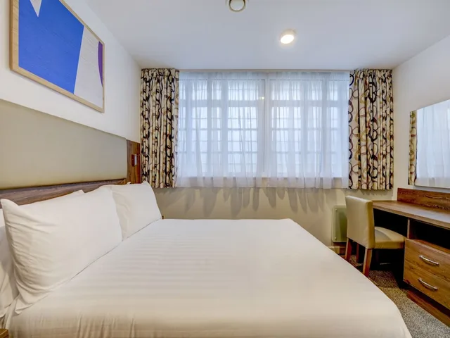غرفة قياسية بسريرين منفصلين، OYO Plymouth Central Hotel 1/5