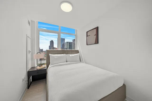 جناح بسريرين كينج بغرفتي نوم مع أريكة، Level Chicago Fulton Market 2/6