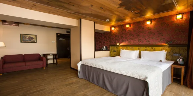 جناح جونيور، Promenade Hotel 5/8