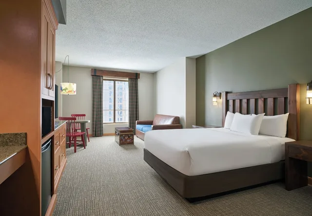 Deluxe, Suite, 1 Queen and 1 Bunk Bed, Bunk Bed, Sofa, Great Wolf Lodge Bloomington 2/4