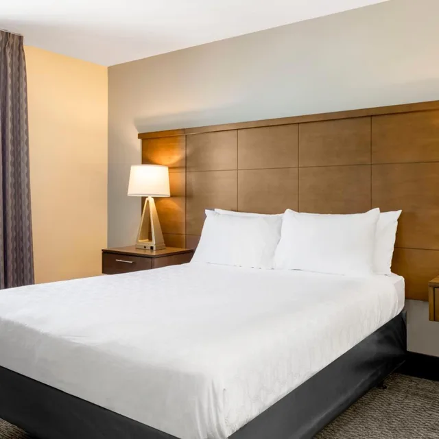 Room, Queen Bed, Bathtub, Accessible, Staybridge Suites Reno 2/4