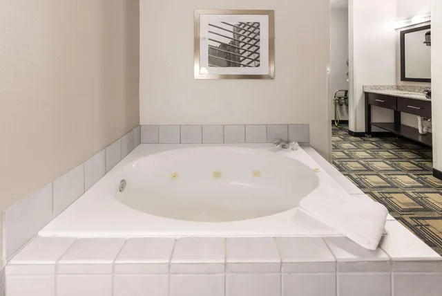 غرفة بسرير كينج، Suburban Studios Mason Hwy 42 9/10